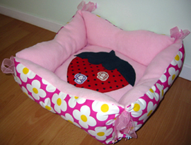 Reversible dog bed w/tie - pink